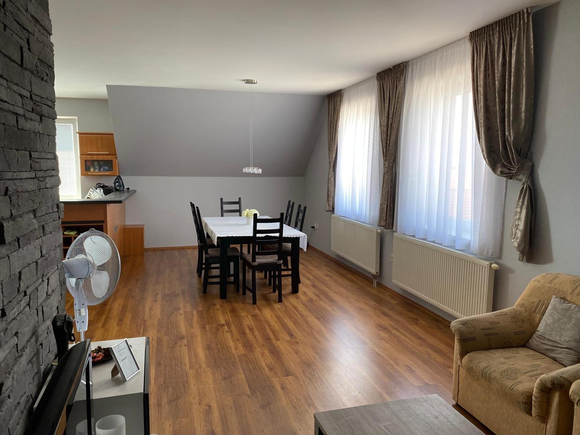 Spacious In Town Centre Apartment Nove Zamky