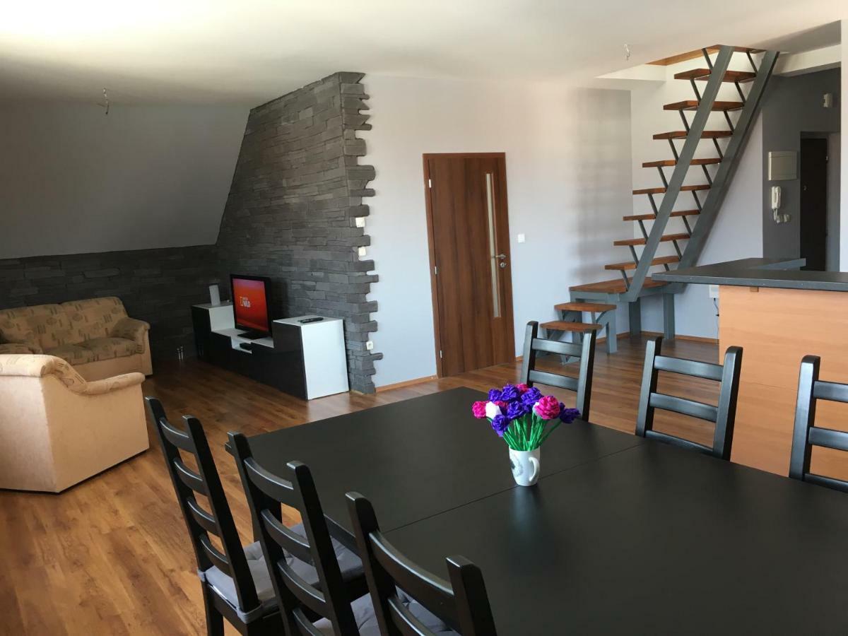 Spacious In Town Centre Apartment *